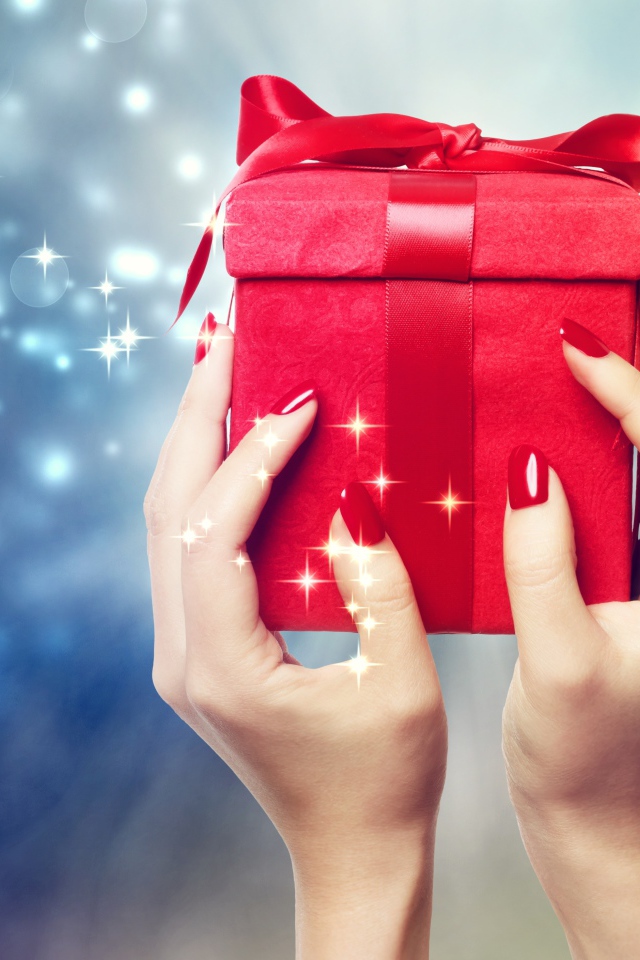 Подарок в красивой красной коробке на рождество