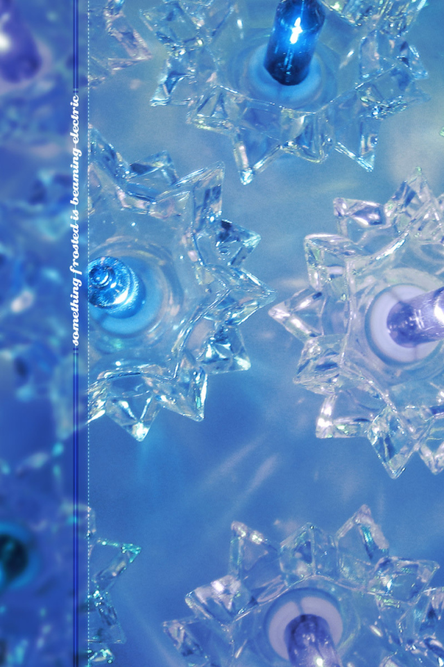 Стеклянные снежинки на голубом фоне на рождество