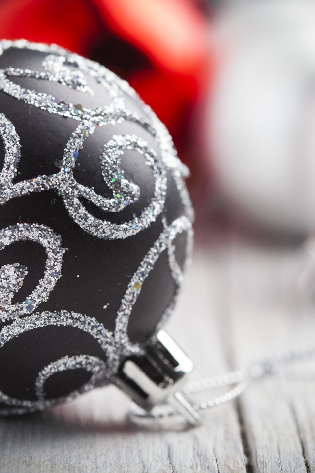 Серая ёлочная игрушка на рождество