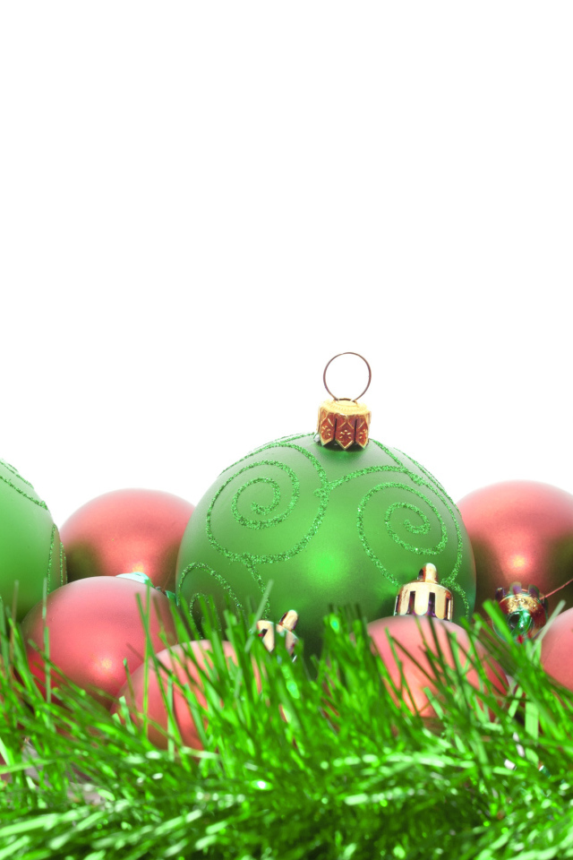 Зелёные и розовые ёлочные игрушки на рождество