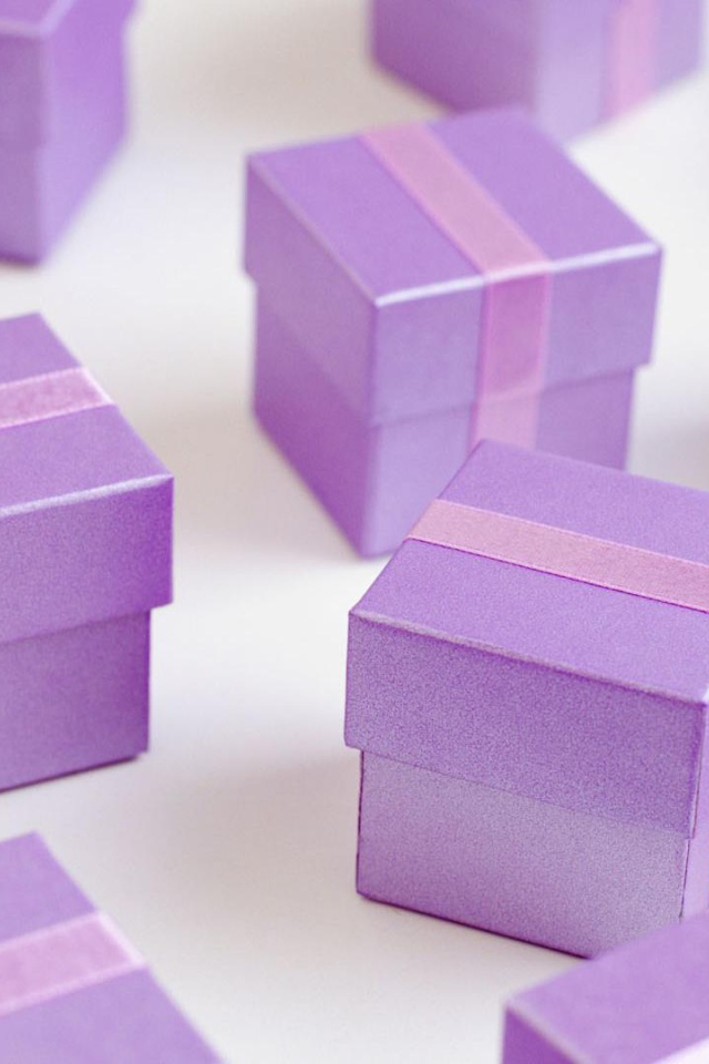 Фиолетовые подарочные коробочки на рождество