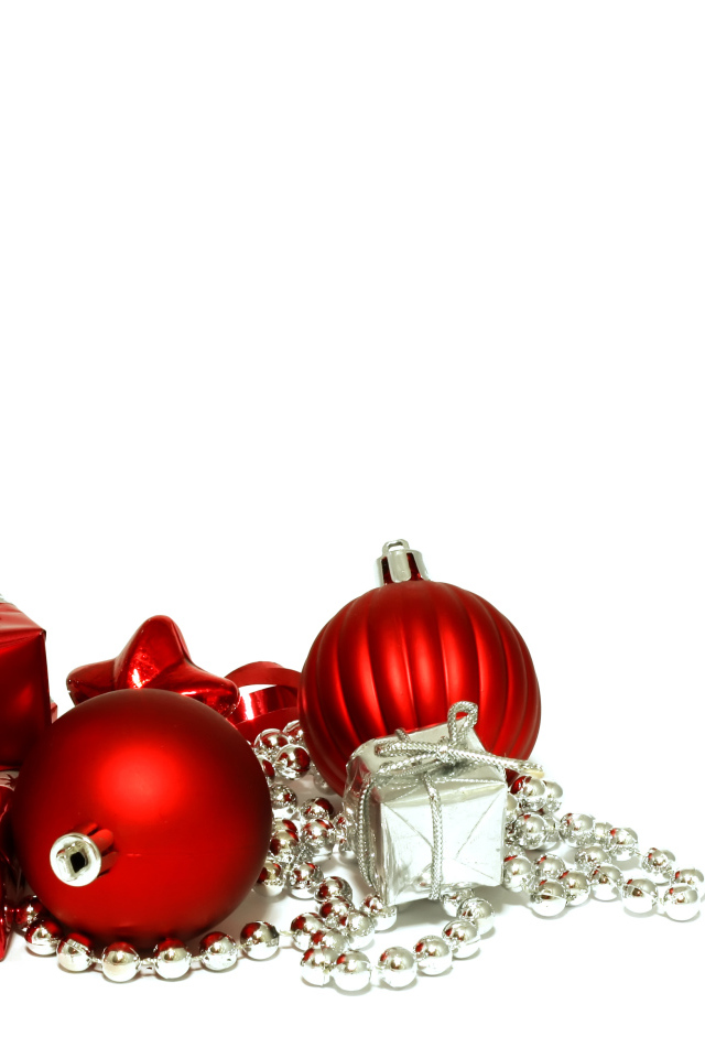 Красные подарки и ёлочные игрушки на рождество, белый фон