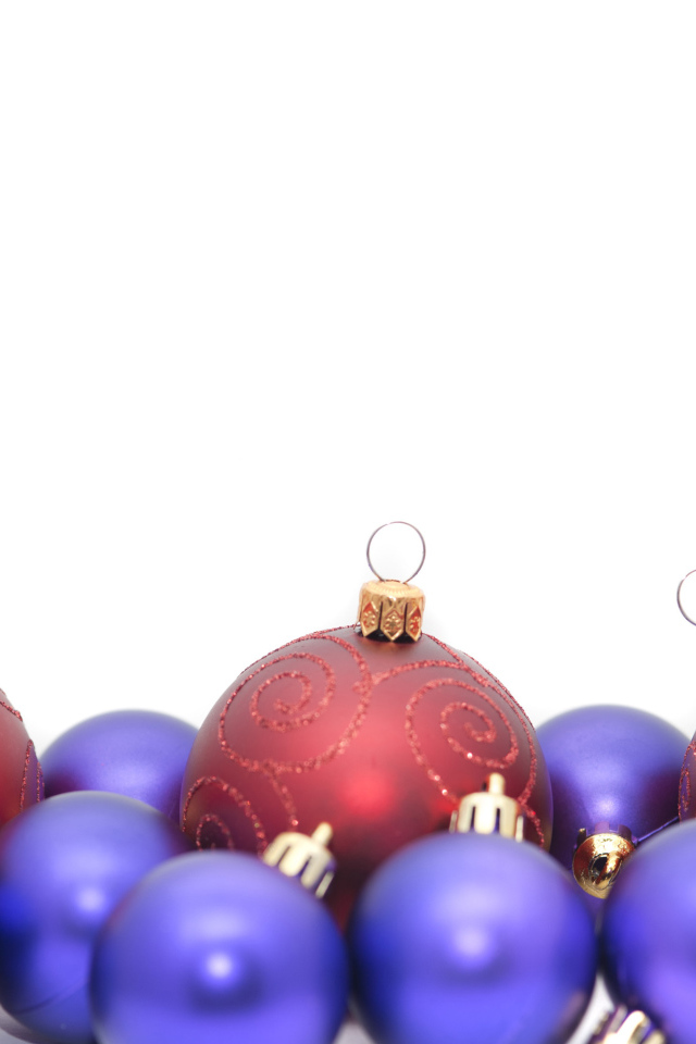 Красные и фиолетовые ёлочные игрушки на рождество