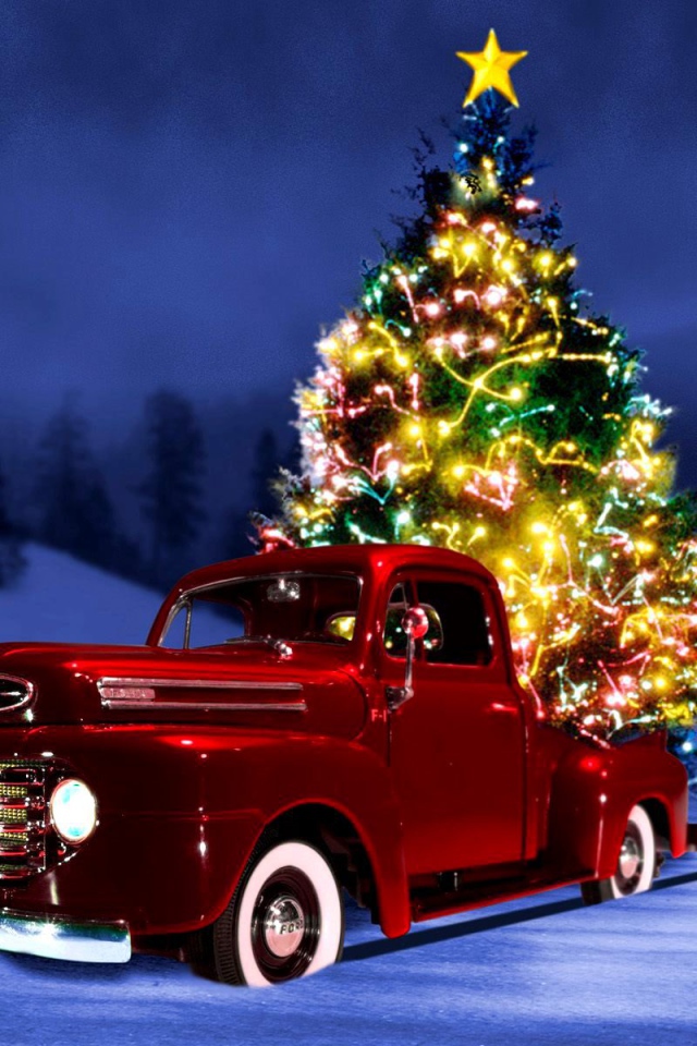 Красная машина на фоне ёлки на рождество