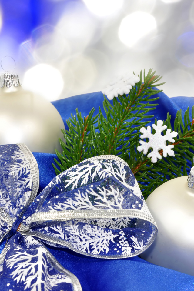 Бант и белые ёлочные шары на рождество