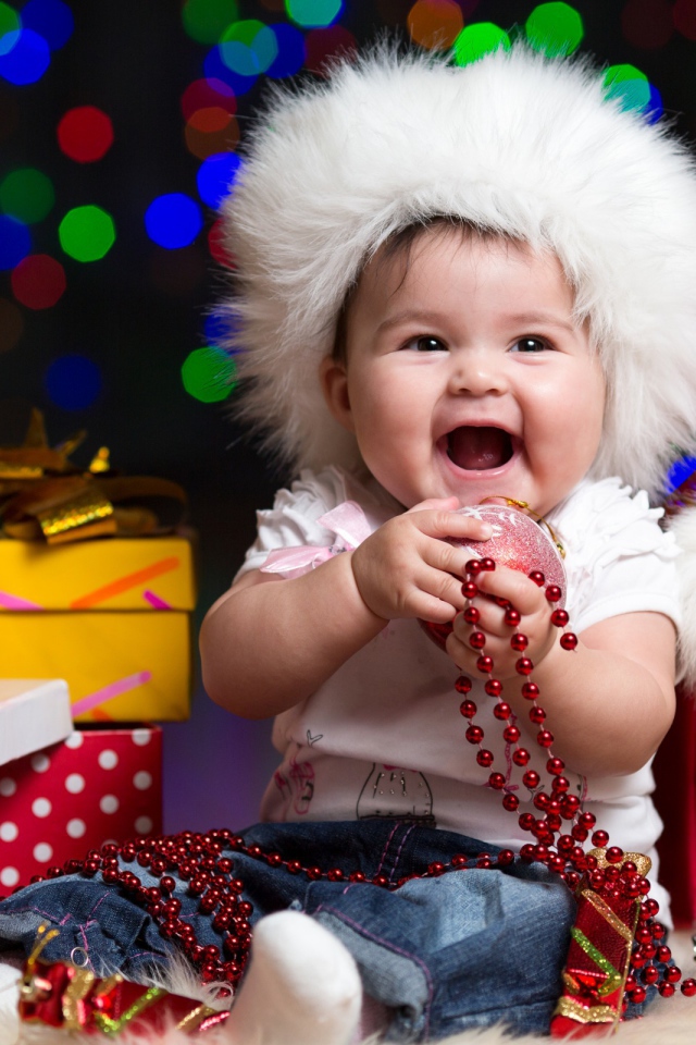Счастливый ребёнок на рождество