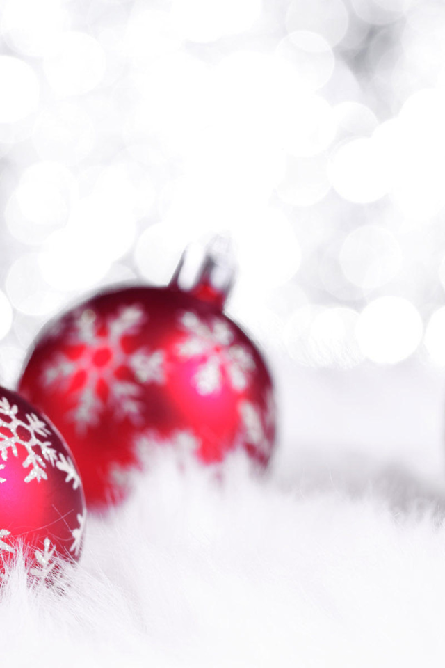 Белые и красные ёлочные игрушки на рождество