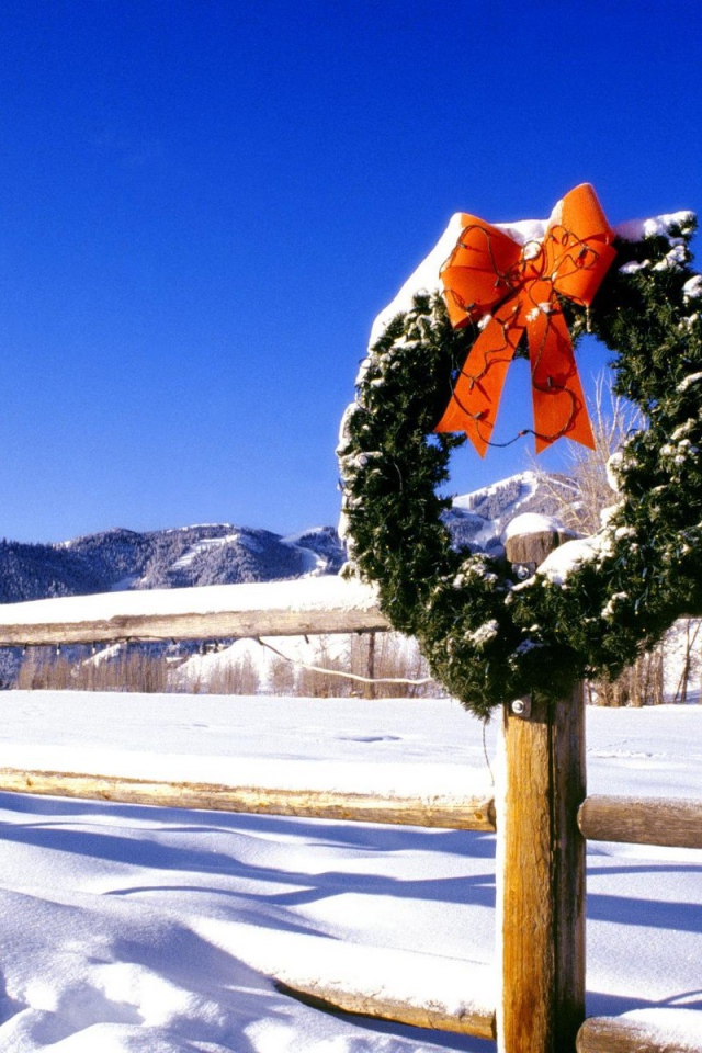 Венок на заборе на рождество