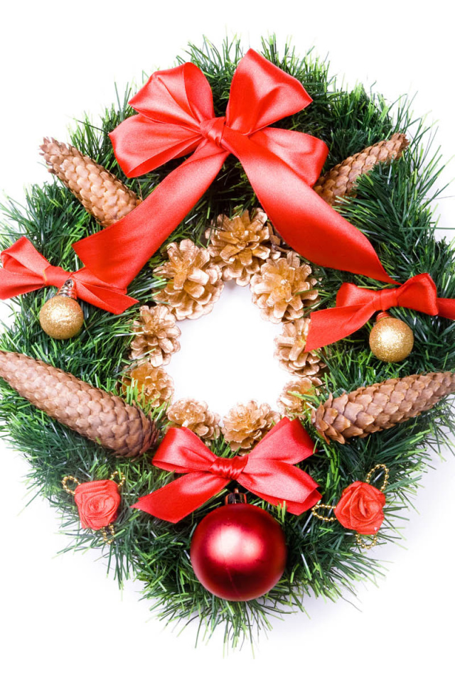 Венок с шишками на белом фоне на рождество