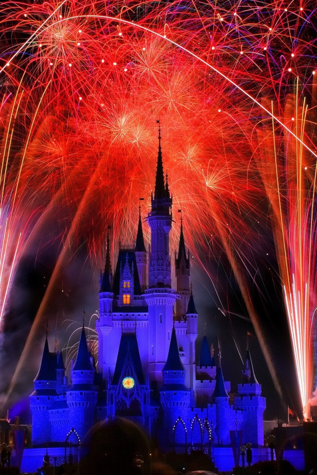 Праздничный фейерверк над костелом