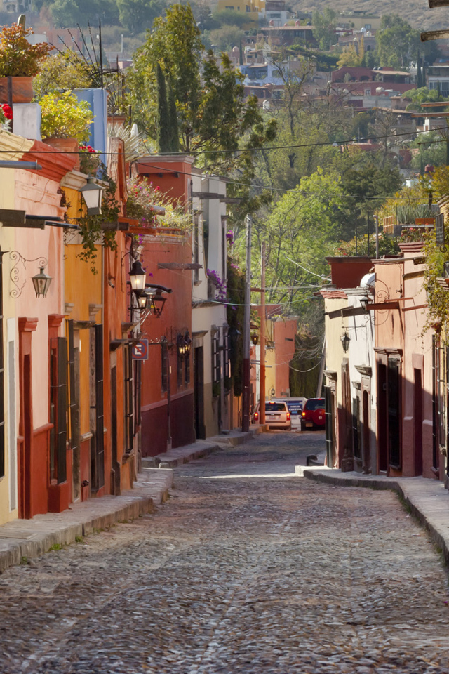 Старинная улица с фонарями