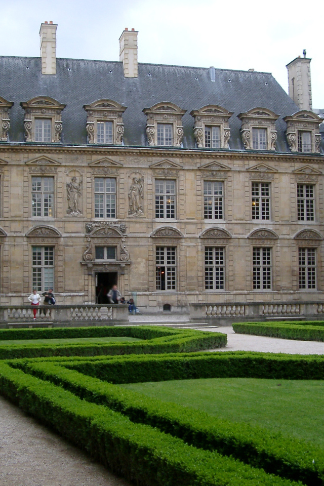 Архитектурный ансамбль с газонами