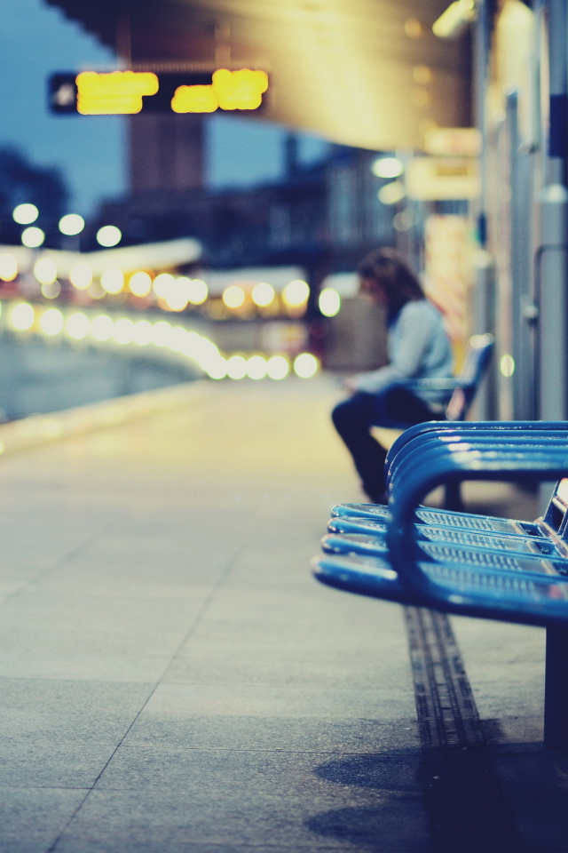 Синие скамейки на улице