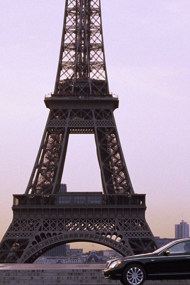 Автомобиль у Эйфелевой башни