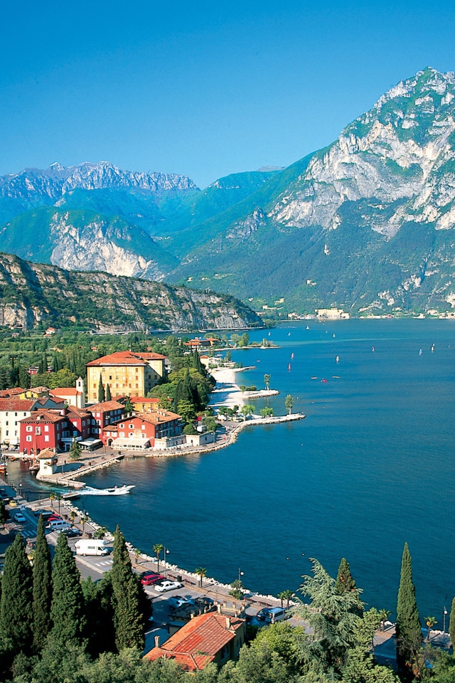 Город на берегу залива