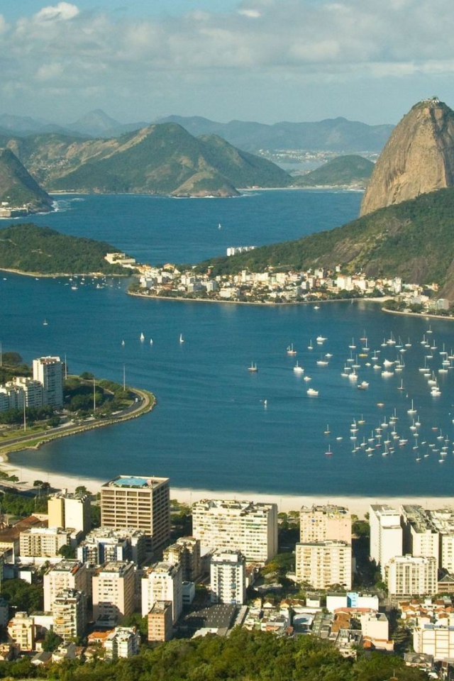 Вид на город у моря с высоты