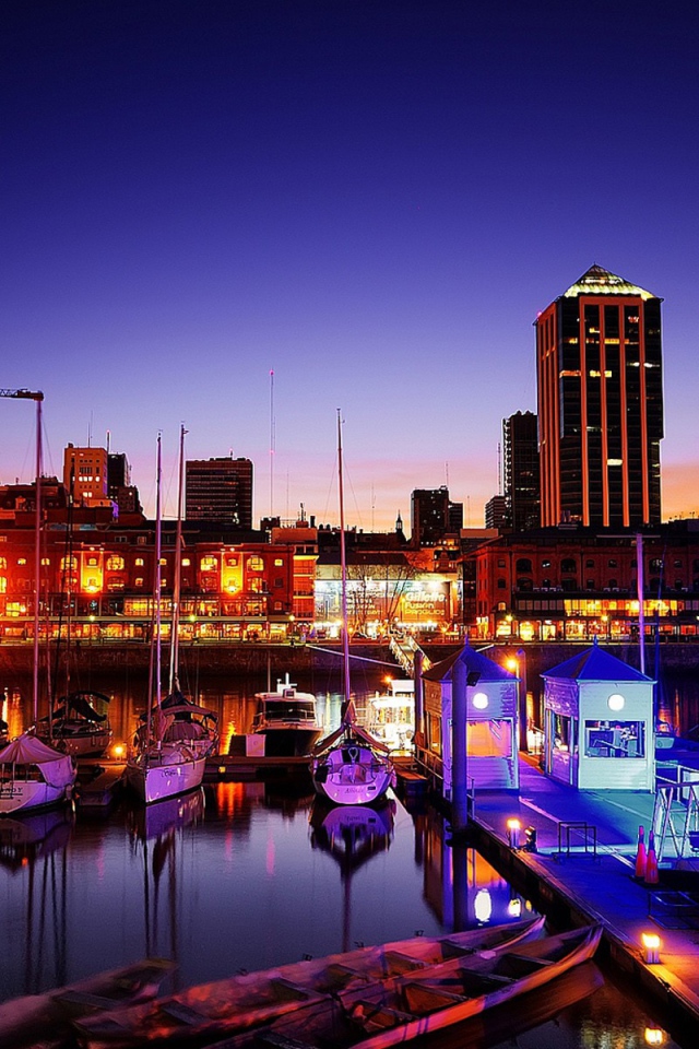 Вечерний город отражается в воде