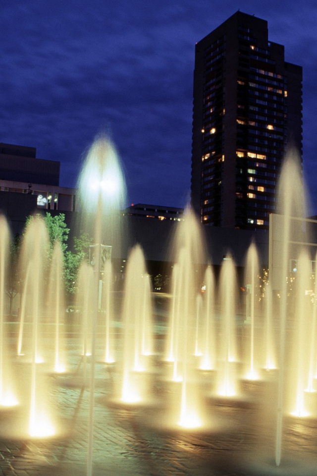 Световой фонтан ночью