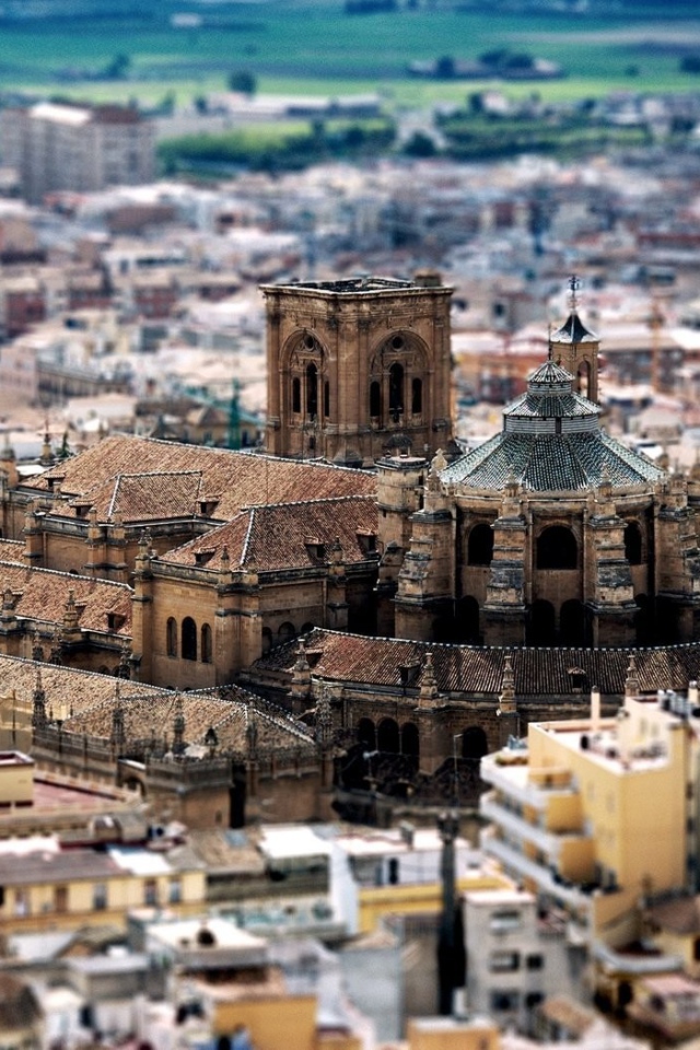 Старая крепость среди нового города