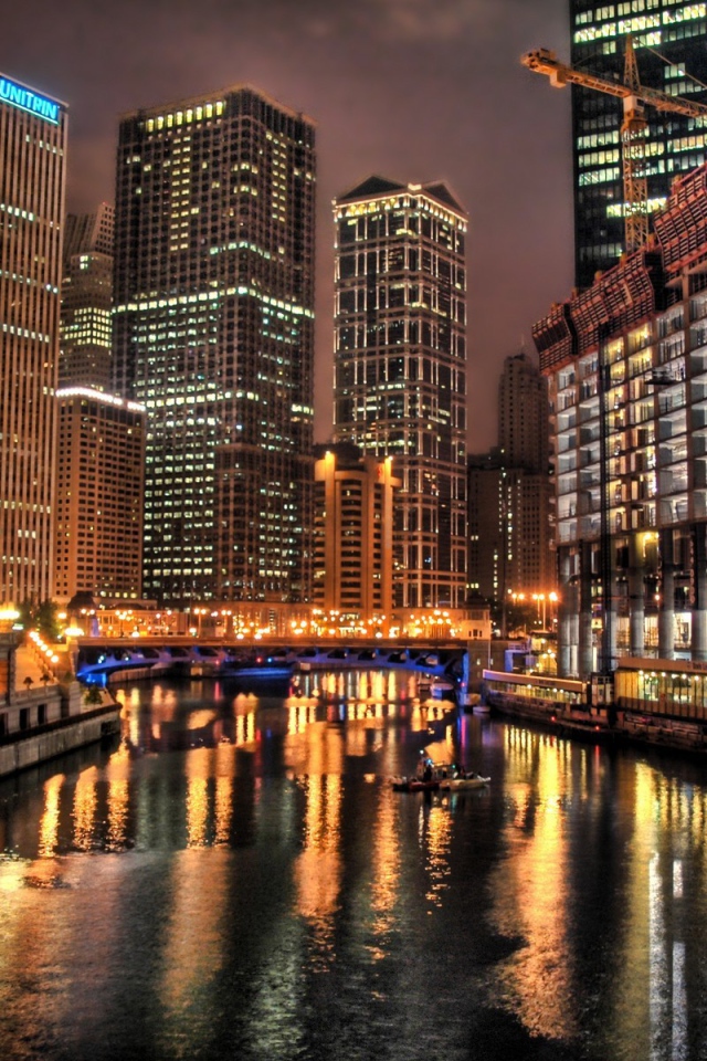 Небоскребы в ночном городе