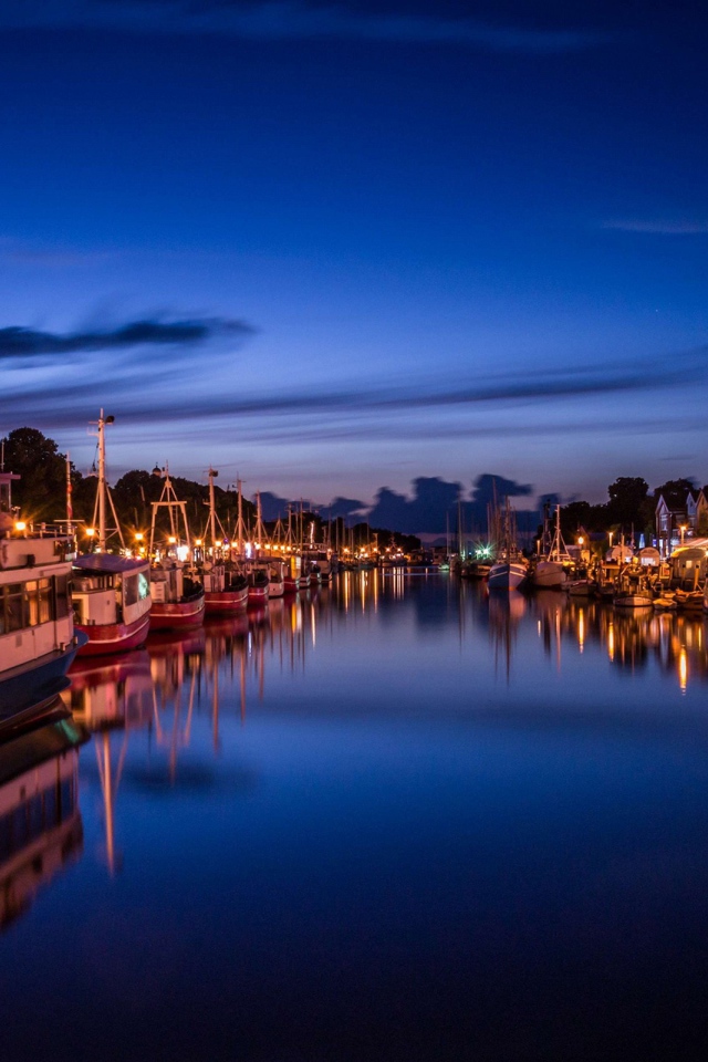 Город на берегу реки вечером