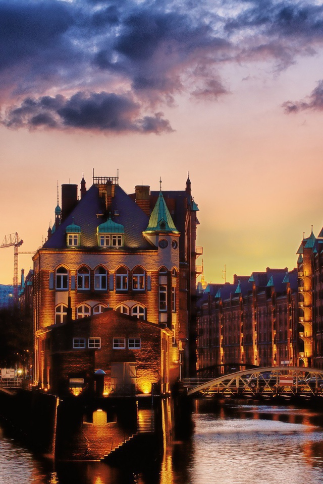 Город стоит на реке