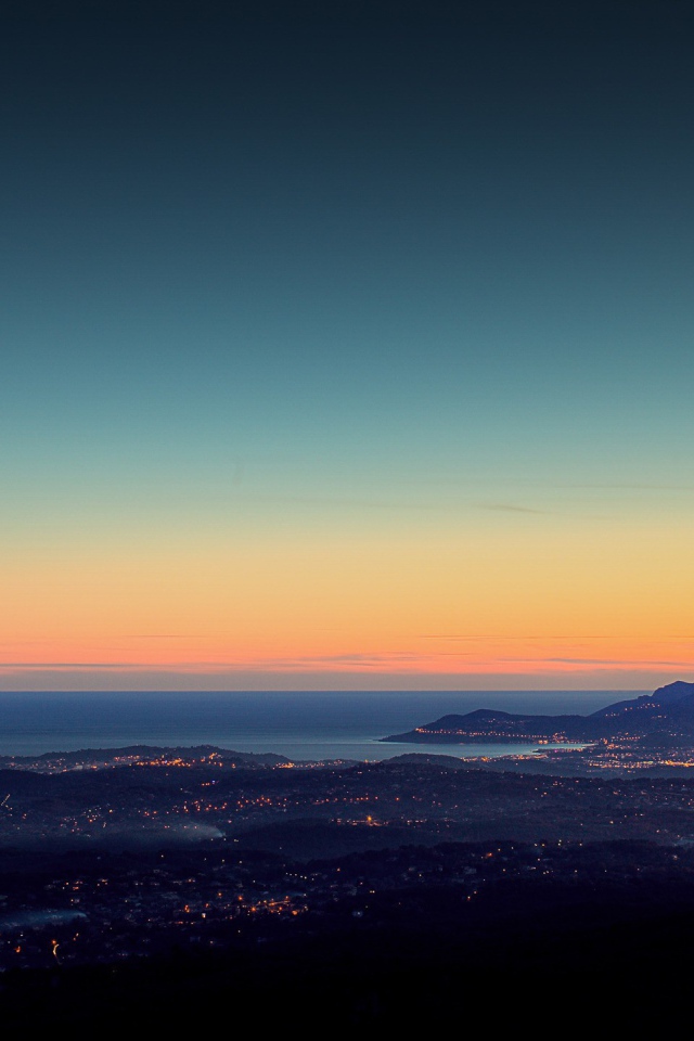 Вид вечернего города с горы