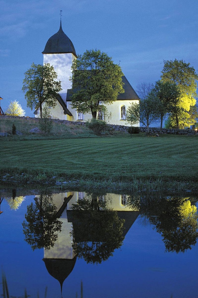 Костел на берегу озера