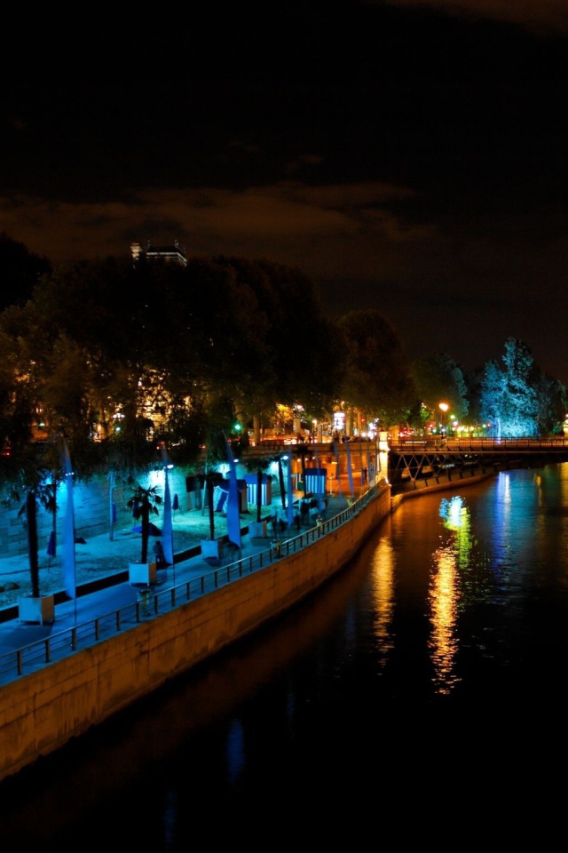 Городская набережная ночью