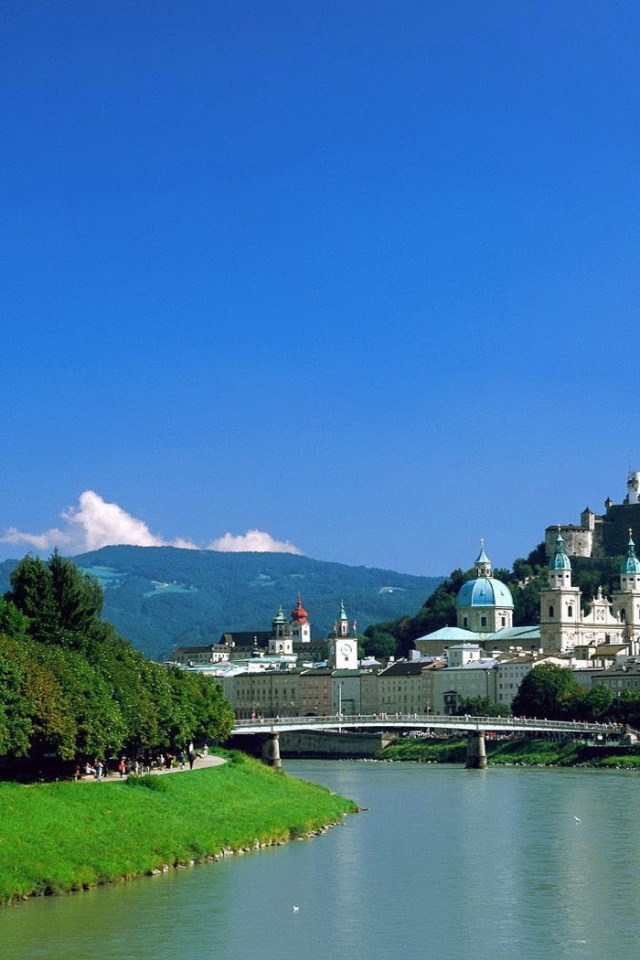 Городской пейзаж с часовней