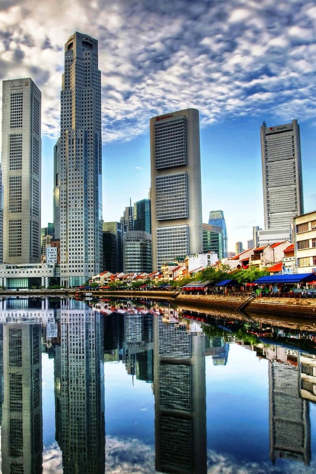 Небоскребы отражаются в реке