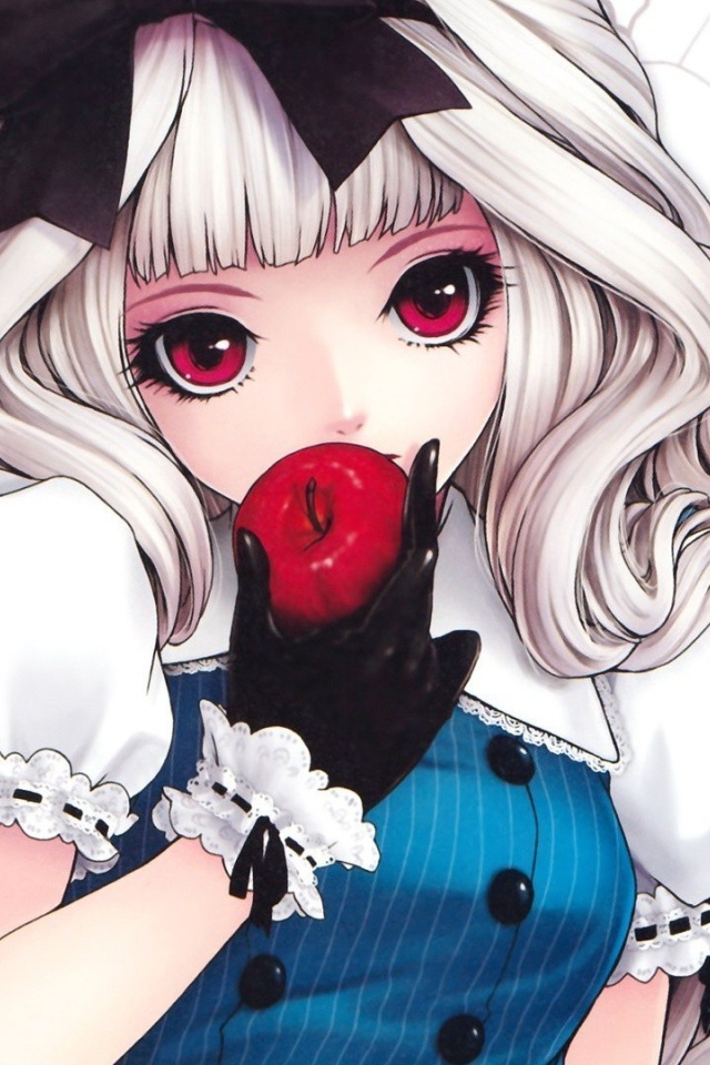 Девочка откусывает яблоко