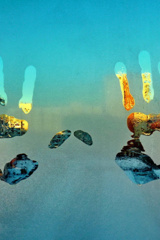 Отпечатки ладоней на запотевшем окне