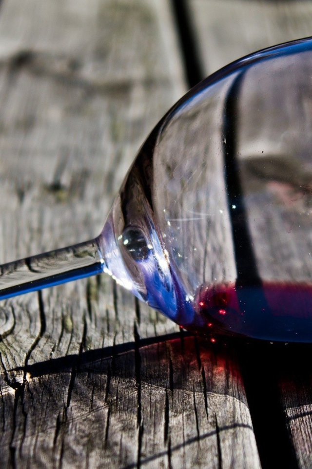 Бокал на деревянном полу