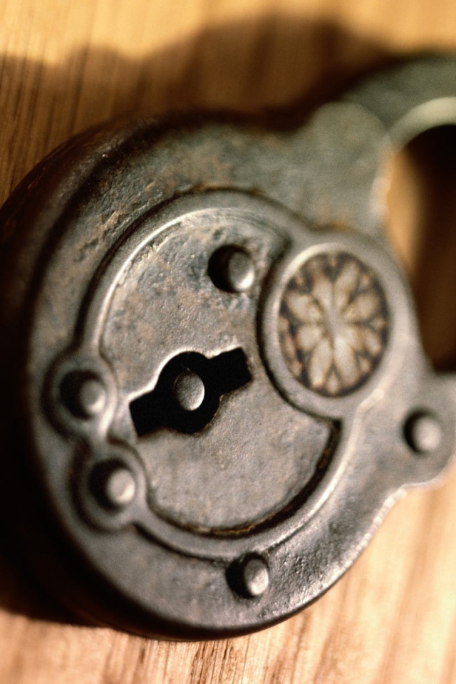 Старинный клепаный замок