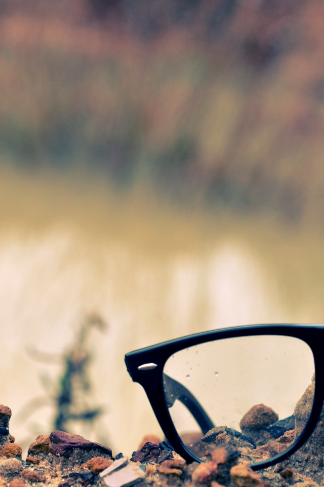 Очки лежат на камне