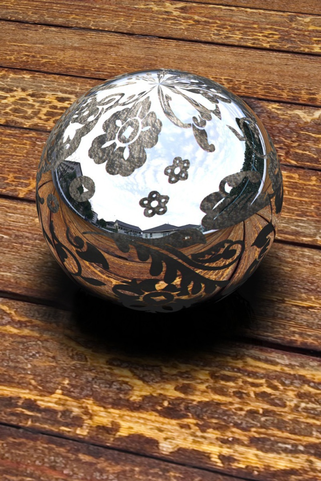 Блестящий шар на деревянном полу