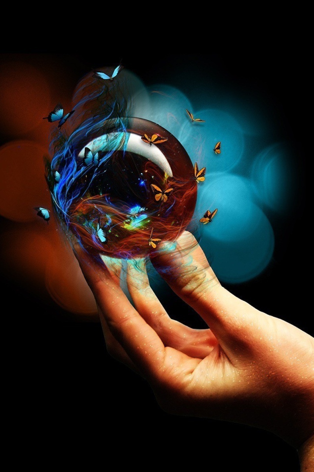 Шарик с бабочками на руке