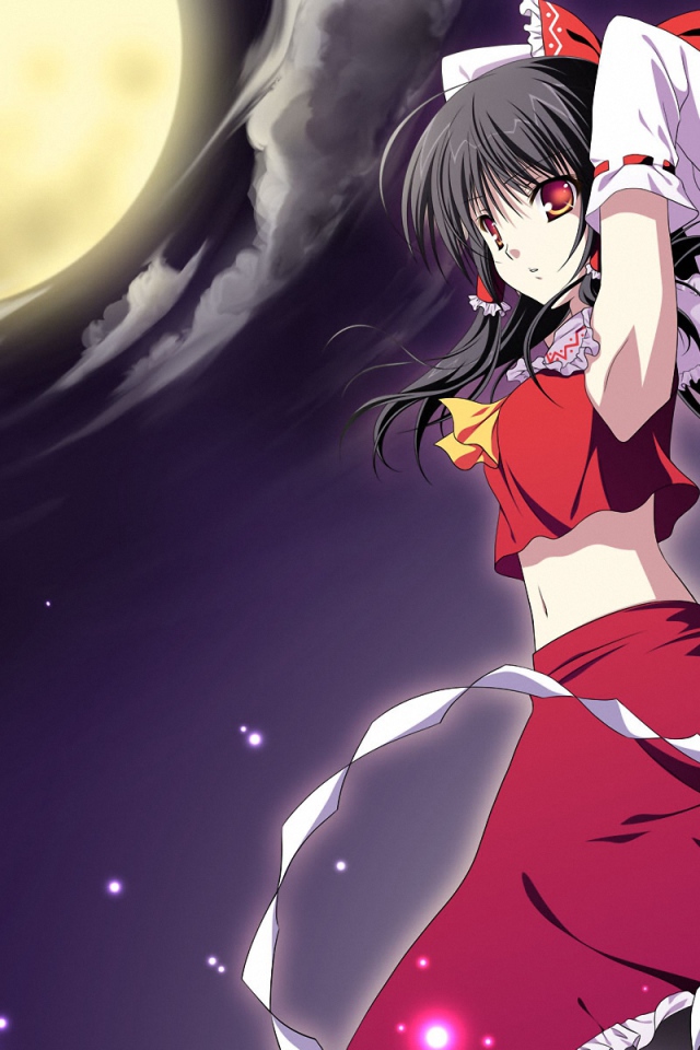 Девушка под большой луной