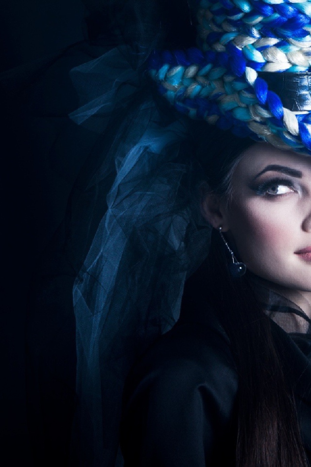 Девушка в синей шляпе