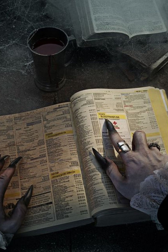 Руки с длинными ногтями