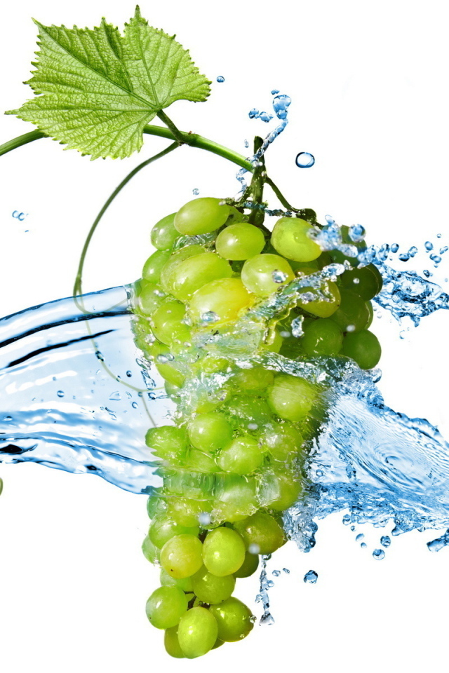 Гроздь винограда и брызги воды