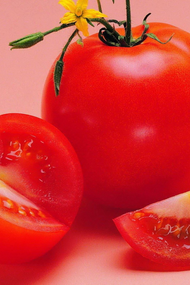 Красный спелый помидор