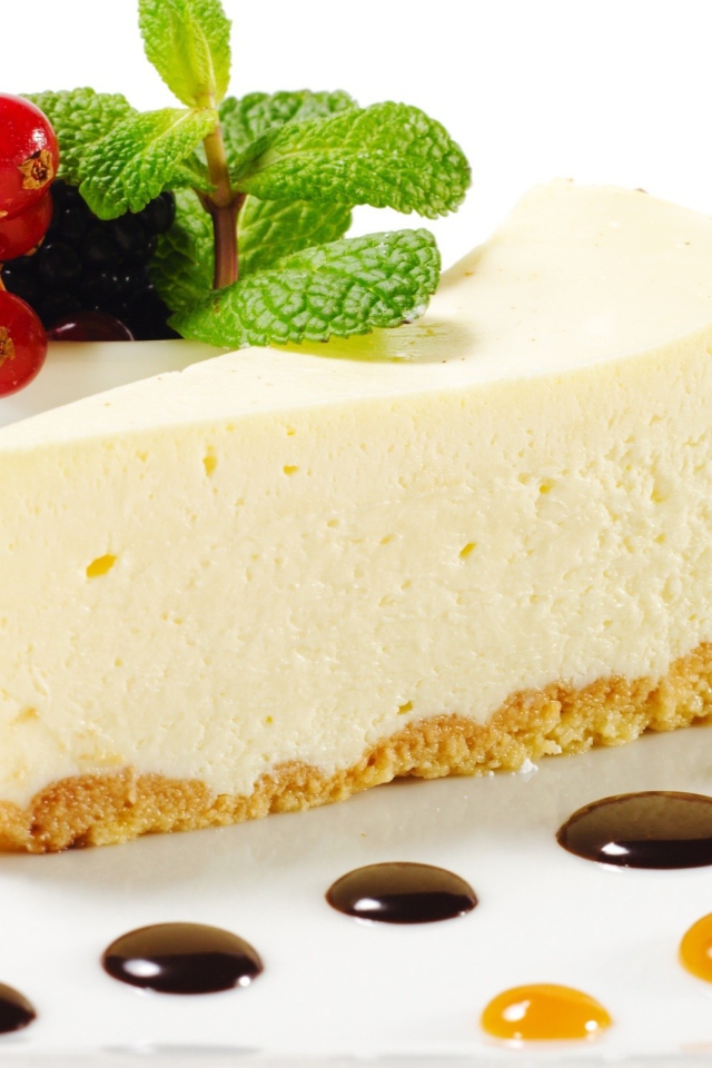 Пирожное с ягодами и шоколадом