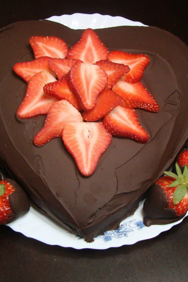 Торт в шоколаде с клубникой