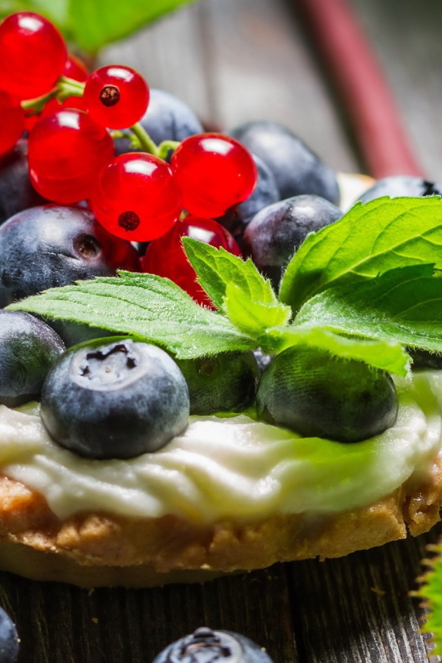 Десерт с черникой