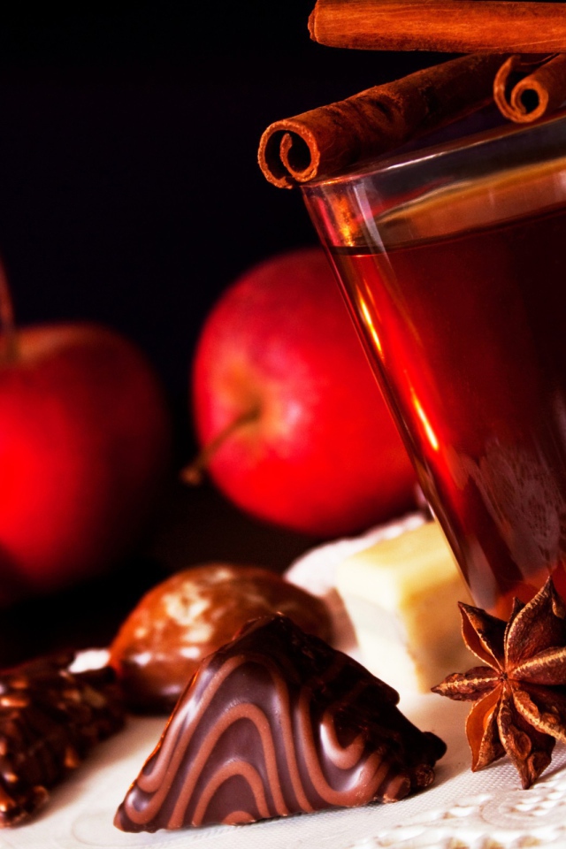 Чай с корицей и сладостями