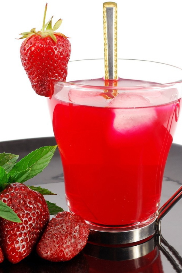 Клубничный коктейль в стакане