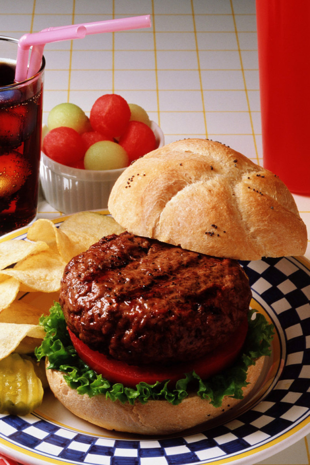 Гамбургер с чипсами