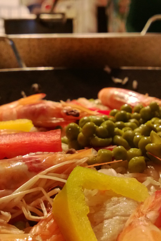 Креветки с зеленым горошком Паелья